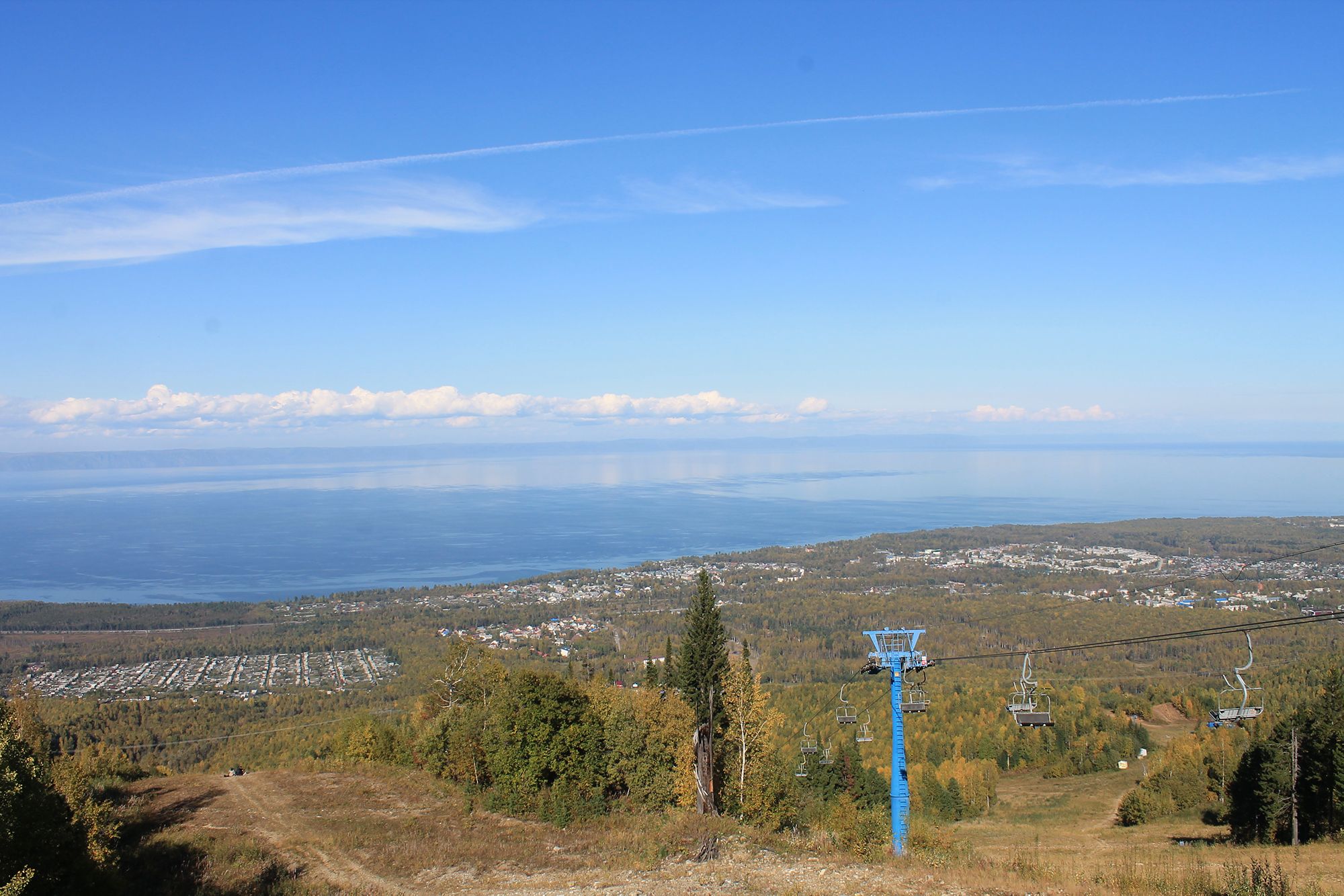 Вид на город и озеро с горы Соболиной